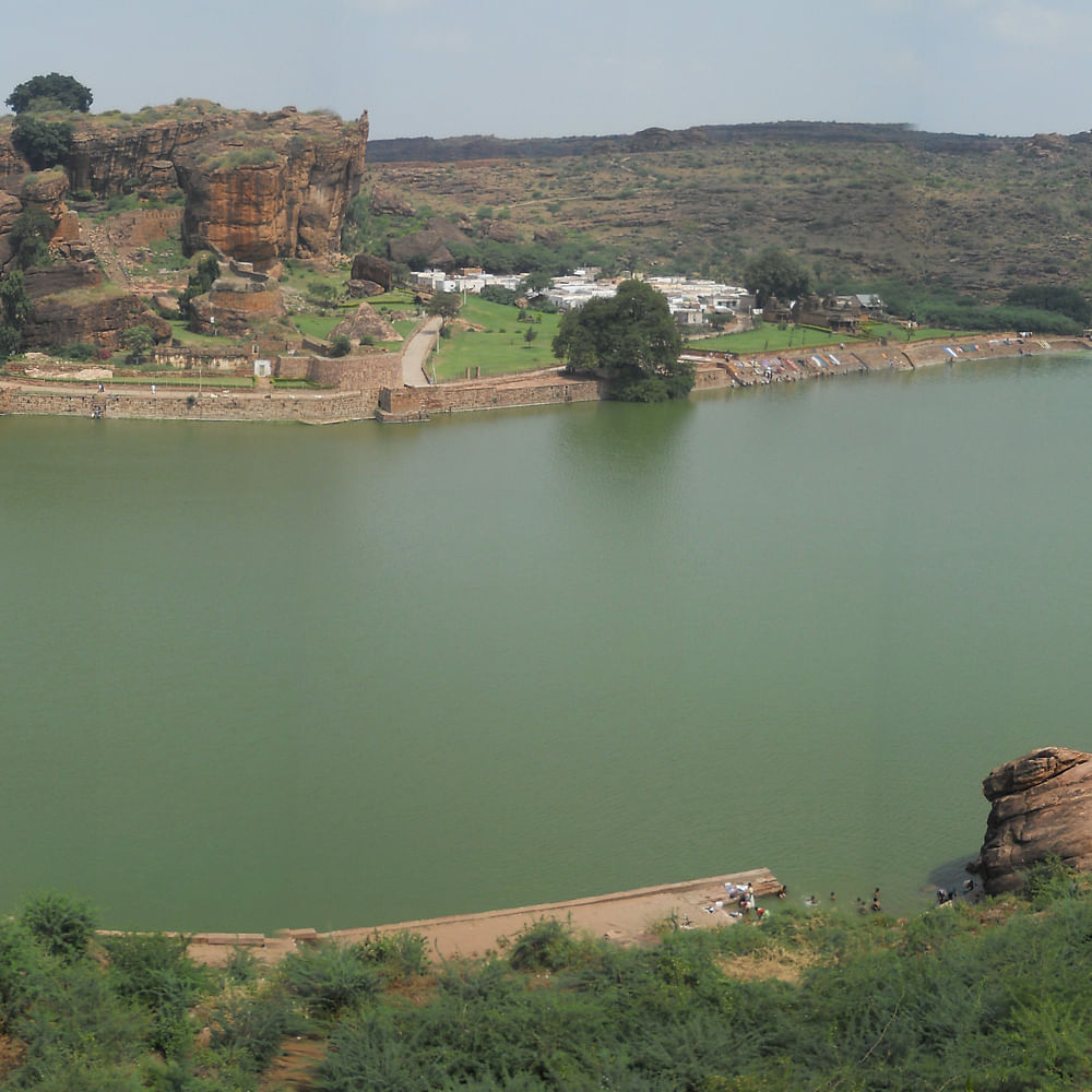 Water,Sky,Water resources,Plant,Natural landscape,Lake,Coastal and oceanic landforms,Watercourse,Terrain,Bank