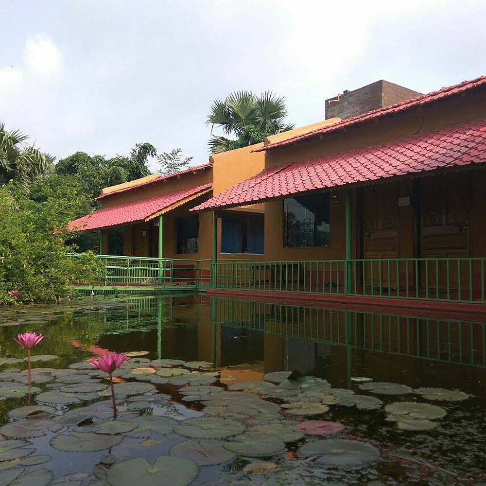 Water,Sky,Plant,Cloud,Building,Window,Tree,House,Vegetation,Leisure