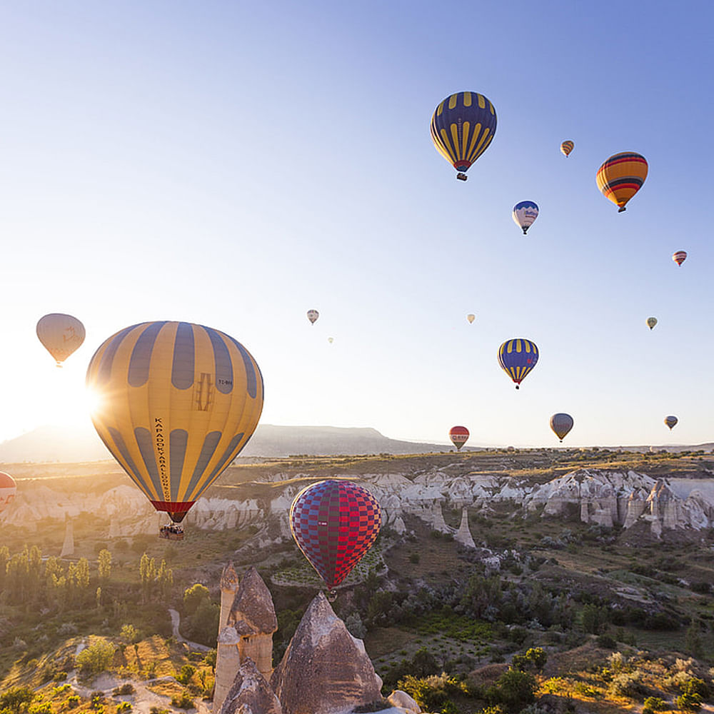 Sky,Aerostat,Hot air ballooning,Daytime,Hot air balloon,Azure,Balloon,Mode of transport,Outdoor recreation,Air travel