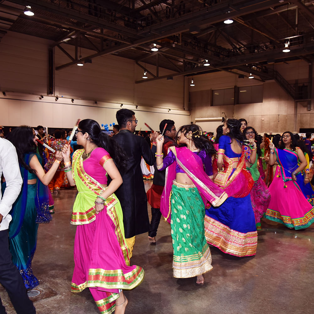 Dance,Purple,Entertainment,Performing arts,Choreography,Fashion design,Leisure,Performance art,Magenta,Event