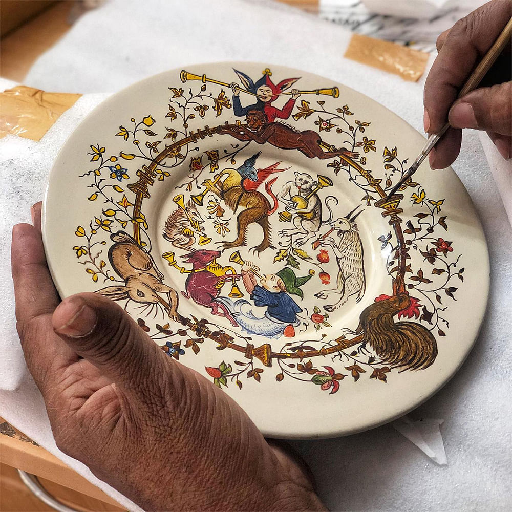 Hand,Dishware,Tableware,Creative arts,Art,Finger,Serveware,Ingredient,Drinkware,Porcelain