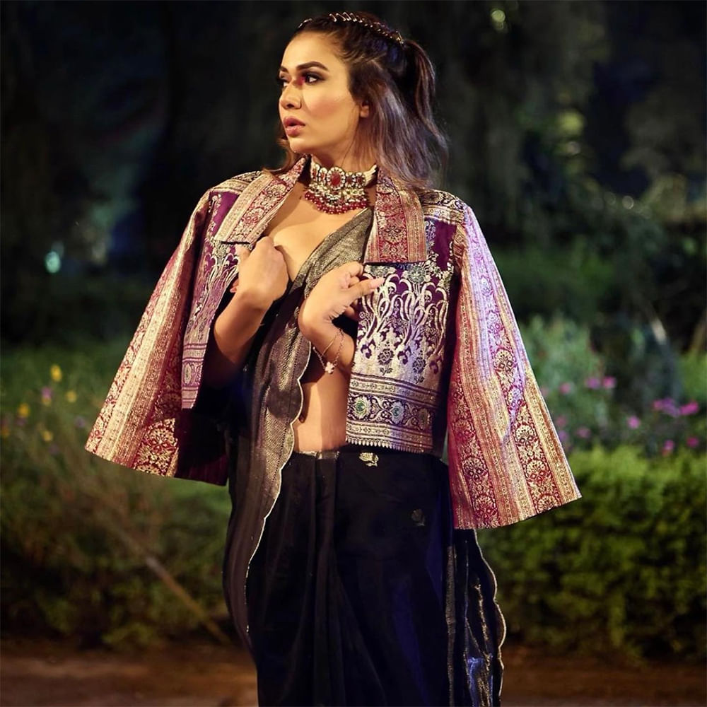 Sleeve,Plant,Waist,Fashion design,Magenta,Formal wear,Necklace,Fashion model,Jewellery,Entertainment