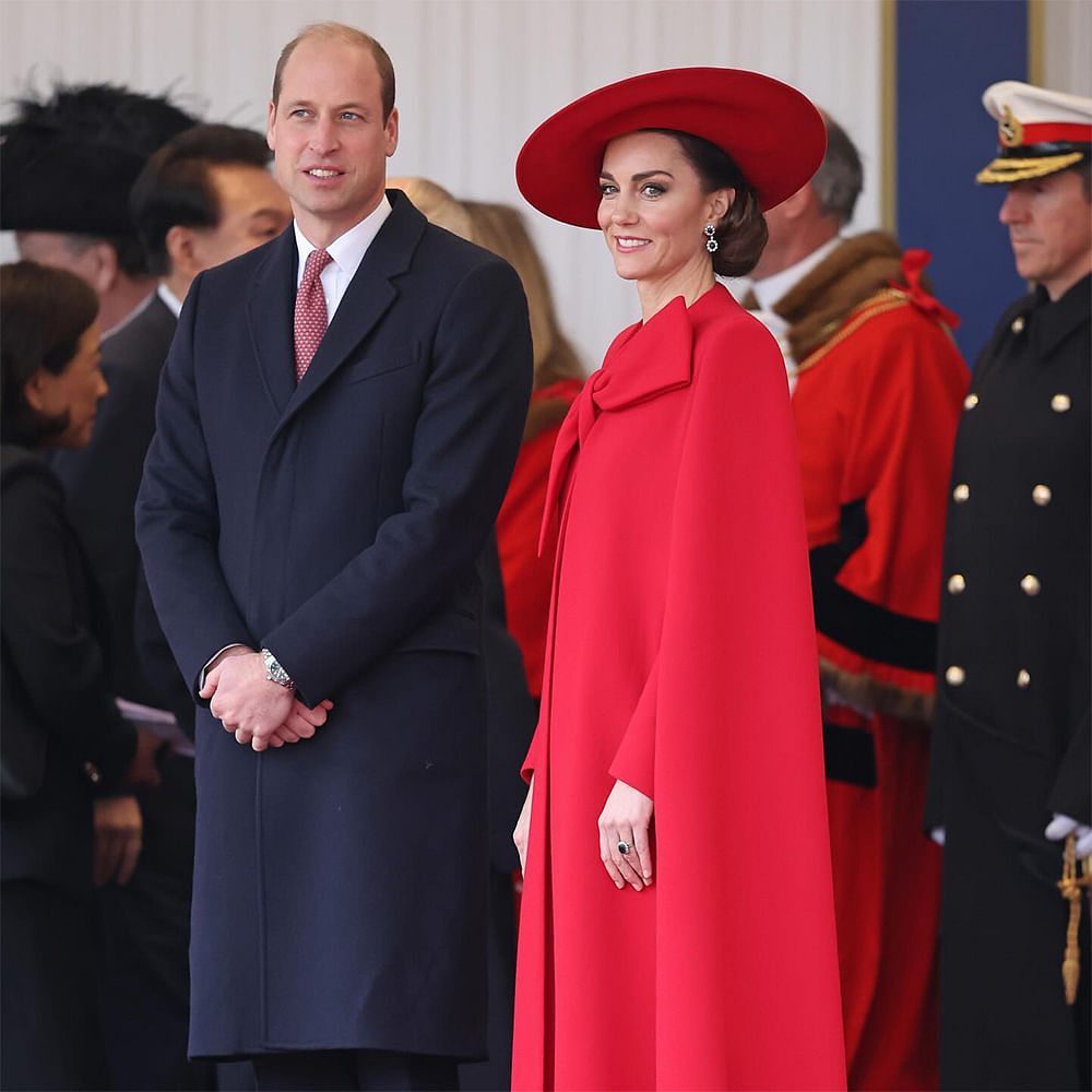 Outerwear,Sleeve,Academic dress,Gesture,Scholar,Smile,Hat,Tie,Red,Pantsuit