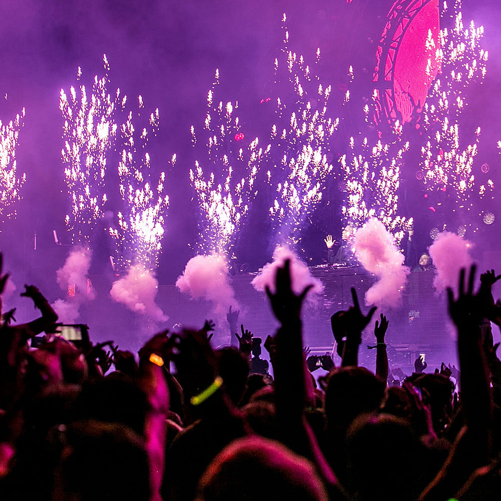 Fireworks,Purple,Light,Black,Pink,Entertainment,Violet,Performing arts,Magenta,Crowd