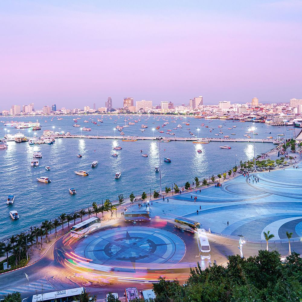 Water,Sky,Water resources,Daytime,Nature,Azure,Boat,Architecture,Lake,Coastal and oceanic landforms