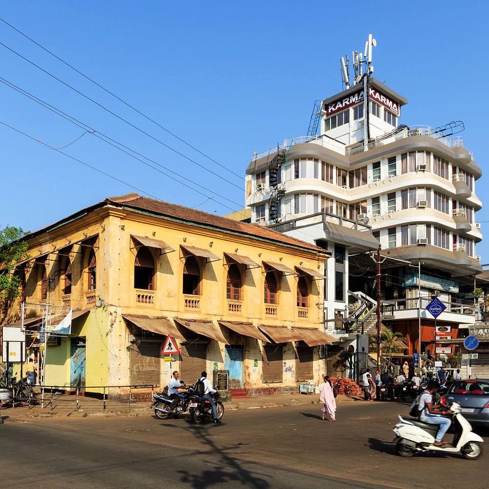 Sky,Building,Wheel,Tire,Vehicle,Travel,Window,Residential area,Facade,City