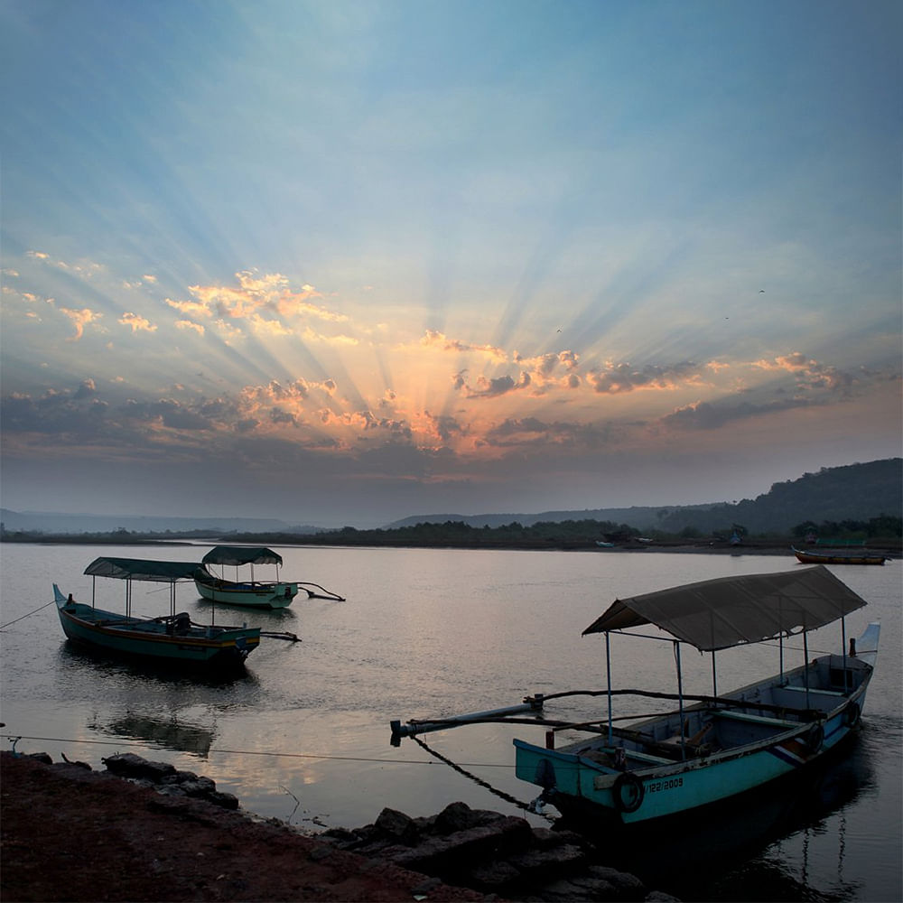 Water,Cloud,Boat,Sky,Water resources,Watercraft,Vehicle,Lake,Dusk,Atmospheric phenomenon