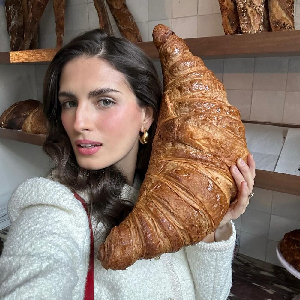 Gesture,Food,Wood,Long hair,Natural material,Flash photography,Fashion design,Thigh,Human leg,Brown hair