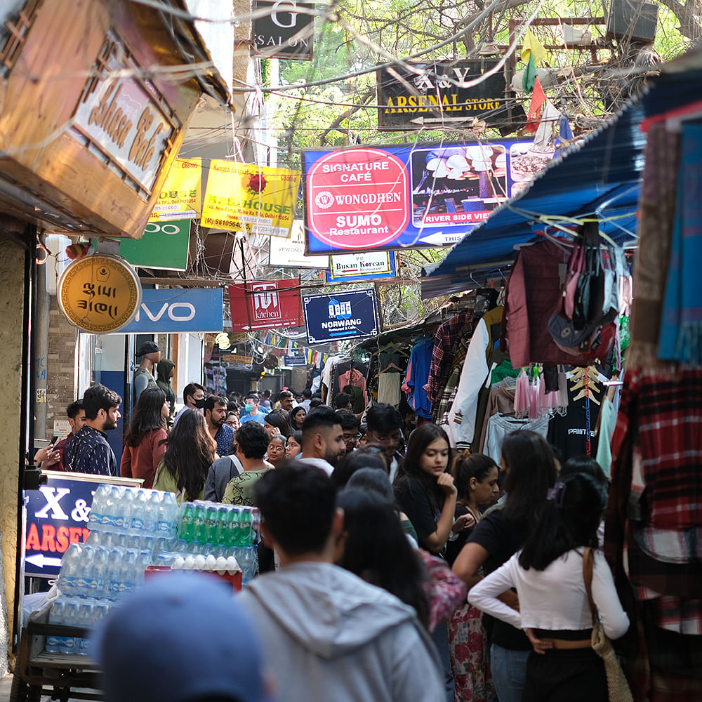 Photograph,Selling,Temple,Crowd,Shopping,Market,Travel,Customer,City,Retail