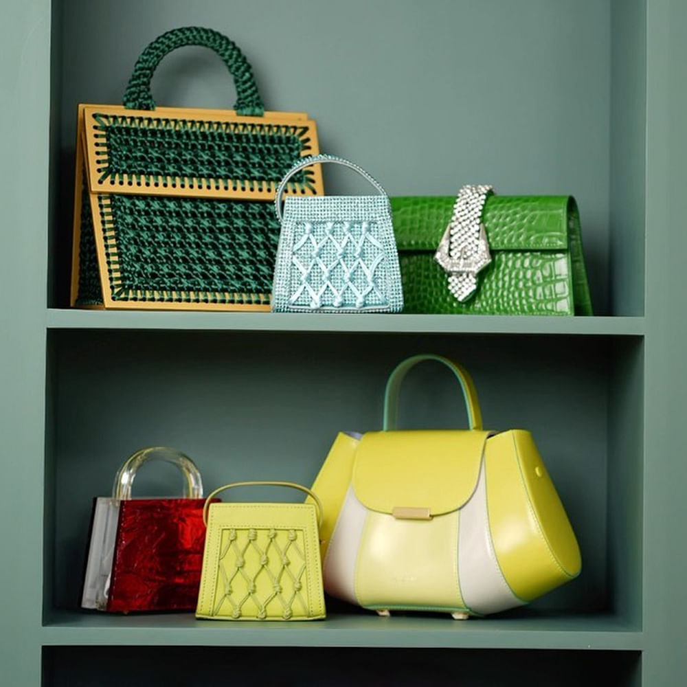 Luggage and bags,Green,Bag,Shelf,Yellow,Rectangle,Automotive design,Shoulder bag,Handbag,Shelving