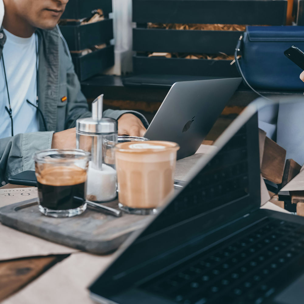 Tableware,Drinkware,Computer,Personal computer,Coffee,Cup,Laptop,Netbook,Barista,Computer keyboard