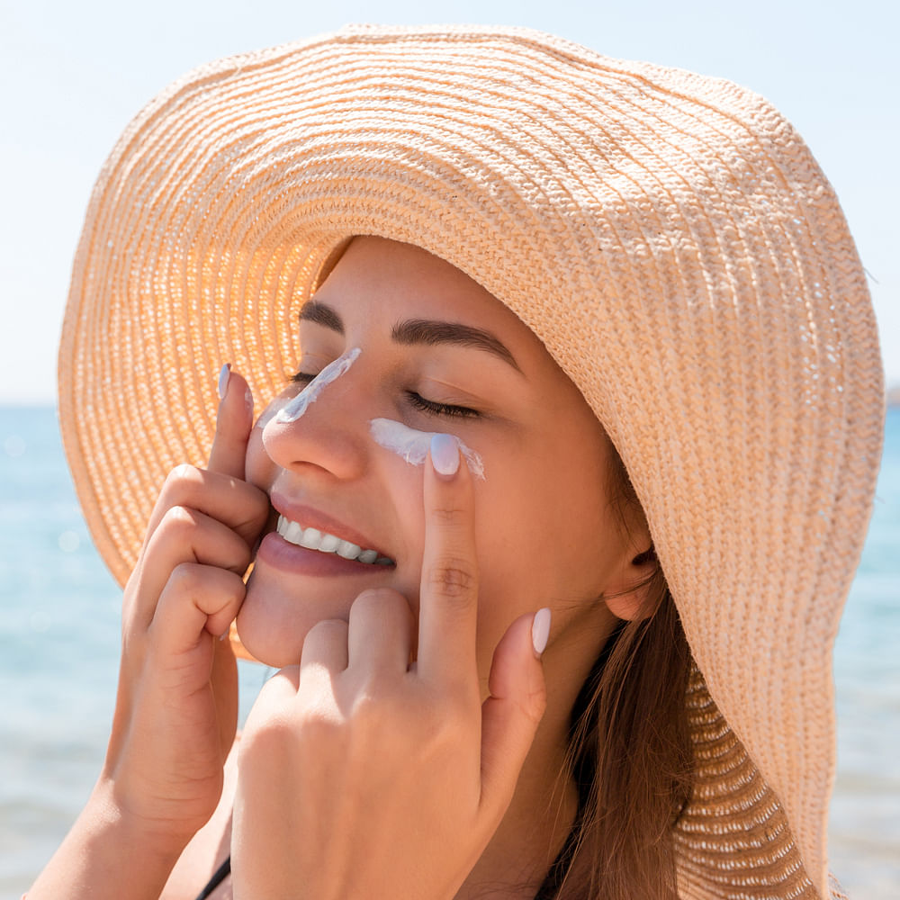 Nose,Skin,Lip,Smile,Chin,Facial expression,Water,Hat,Sun hat,Eyelash