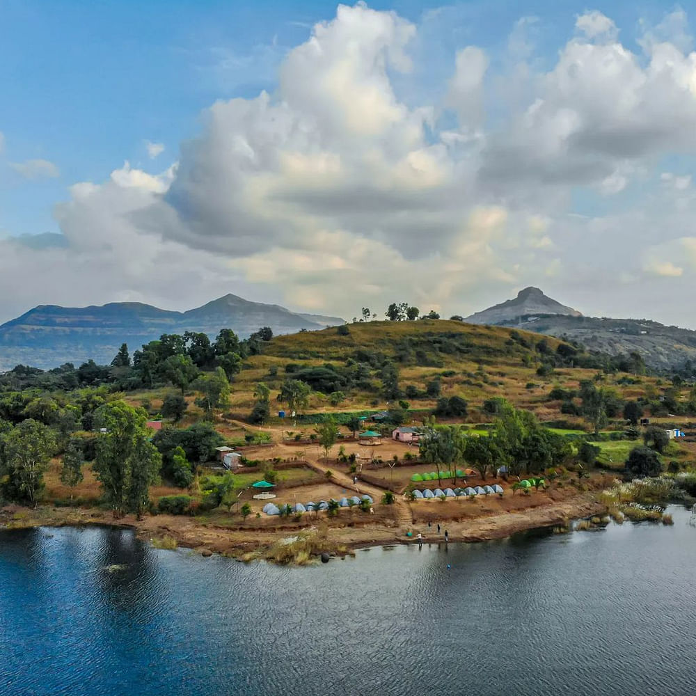 Cloud,Water,Sky,Water resources,Plant,Mountain,Natural landscape,Highland,Tree,Vegetation