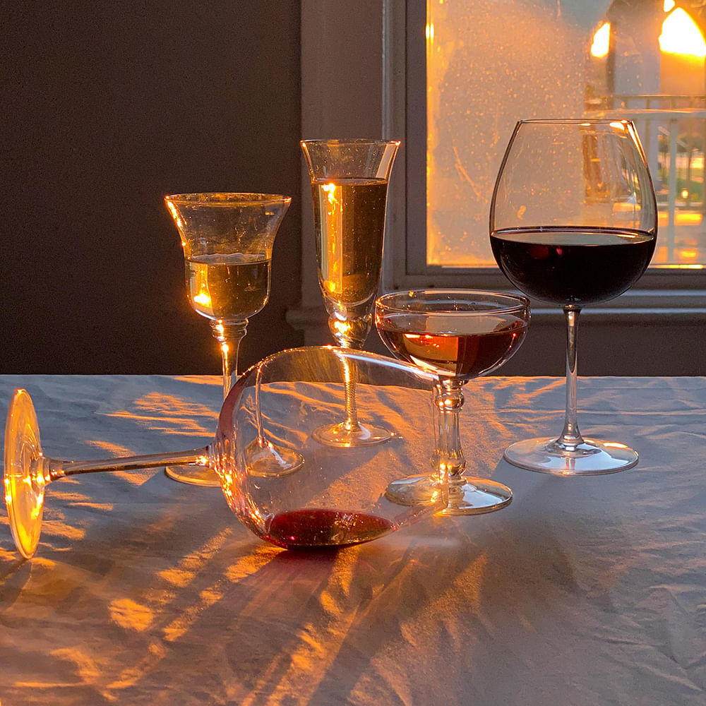 Tableware,Drinkware,Stemware,Wine glass,Light,Wine,Amber,Barware,Lighting,Drink