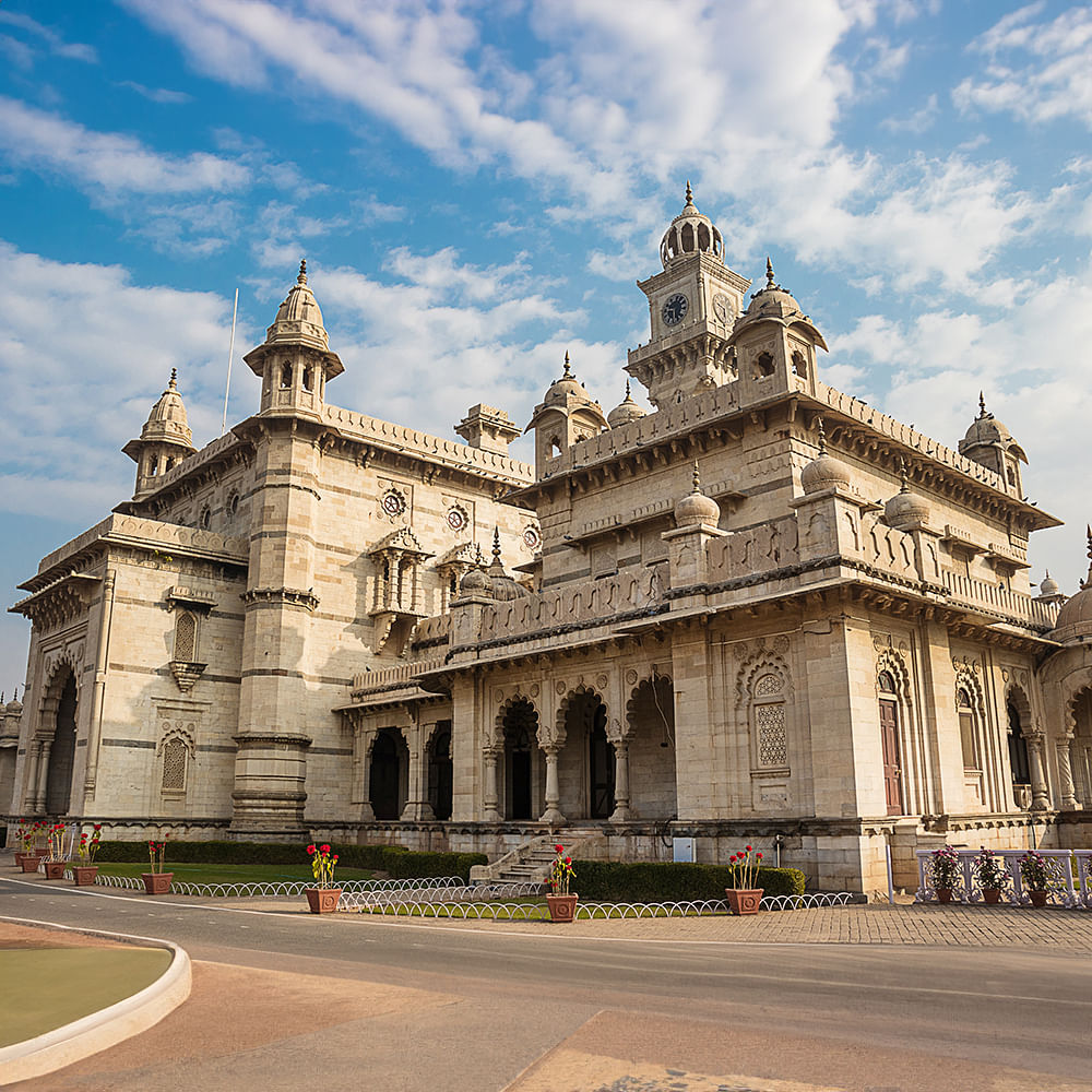 Cloud,Sky,Building,Facade,City,Plant,Medieval architecture,Place of worship,Temple,Historic site