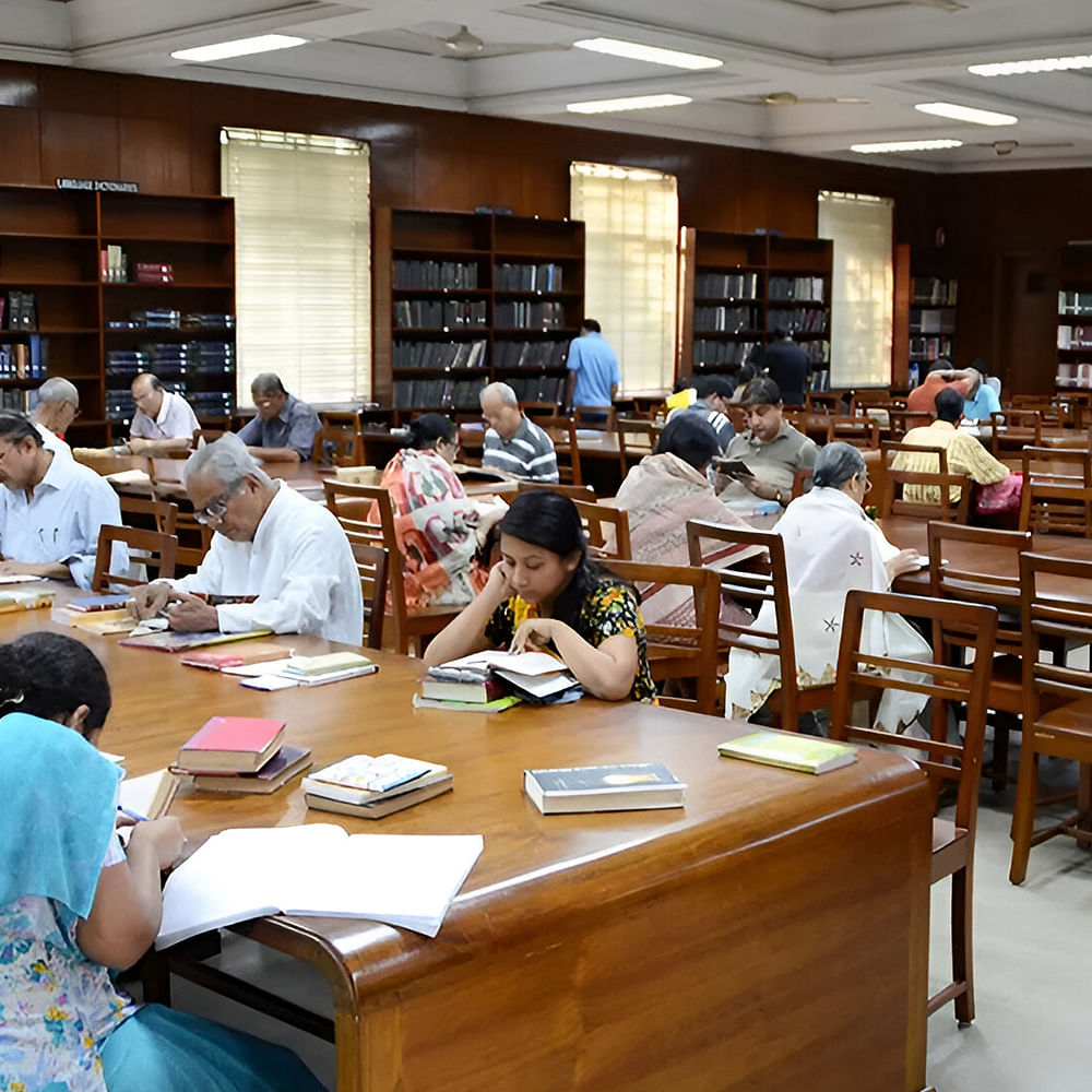 Table,Furniture,Community,Desk,Academic institution,T-shirt,Building,Class,Book,Event