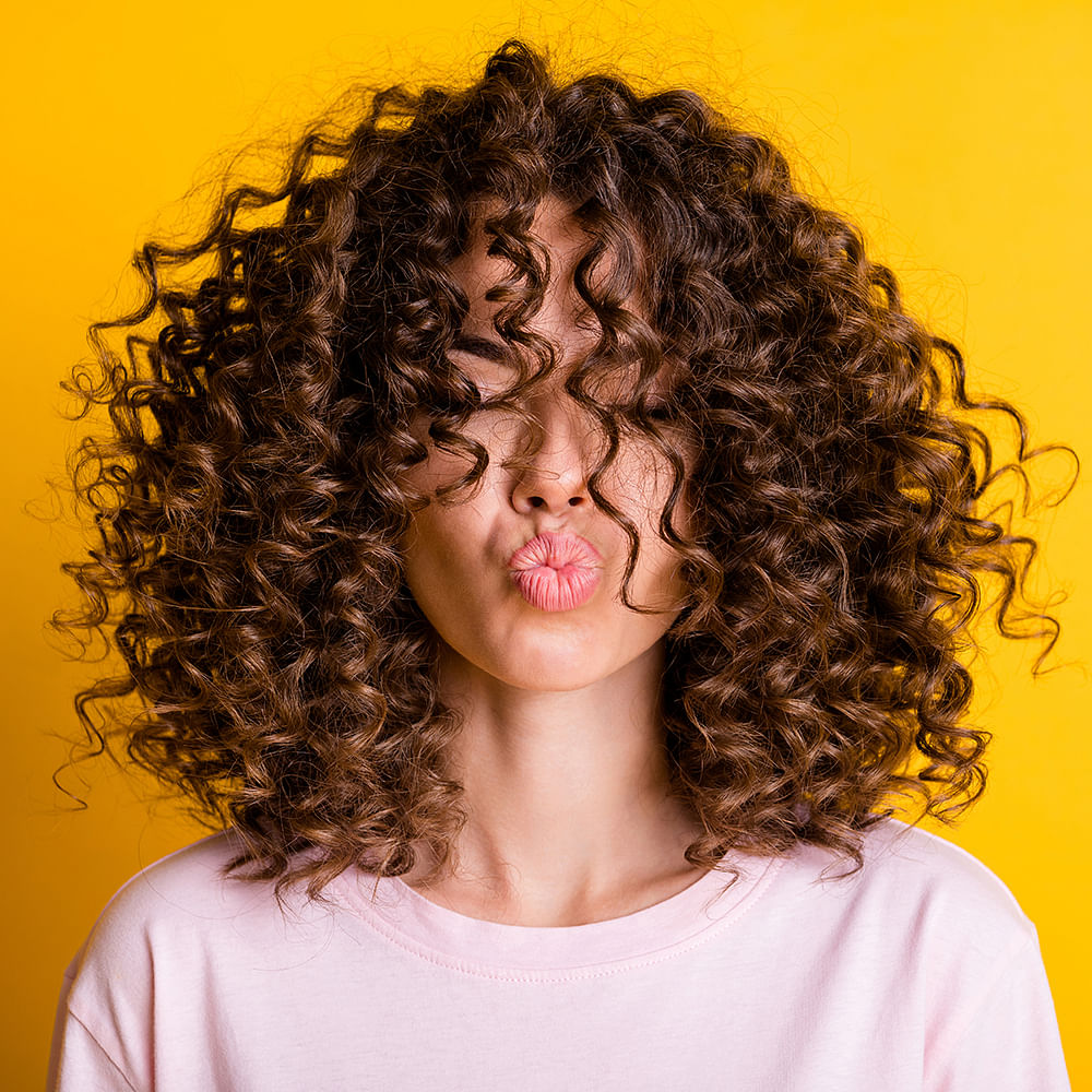 Forehead,Hair,Chin,Hairstyle,Eyebrow,Shoulder,Jheri curl,Ringlet,Human,Neck