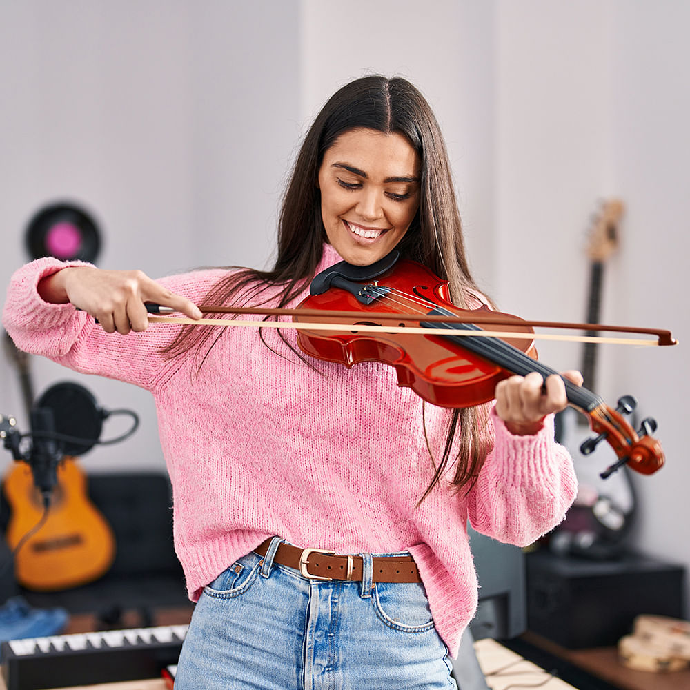 Clothing,Jeans,Musical instrument,Smile,Violin family,Fiddle,Violin,Classical music,Musician,Violist