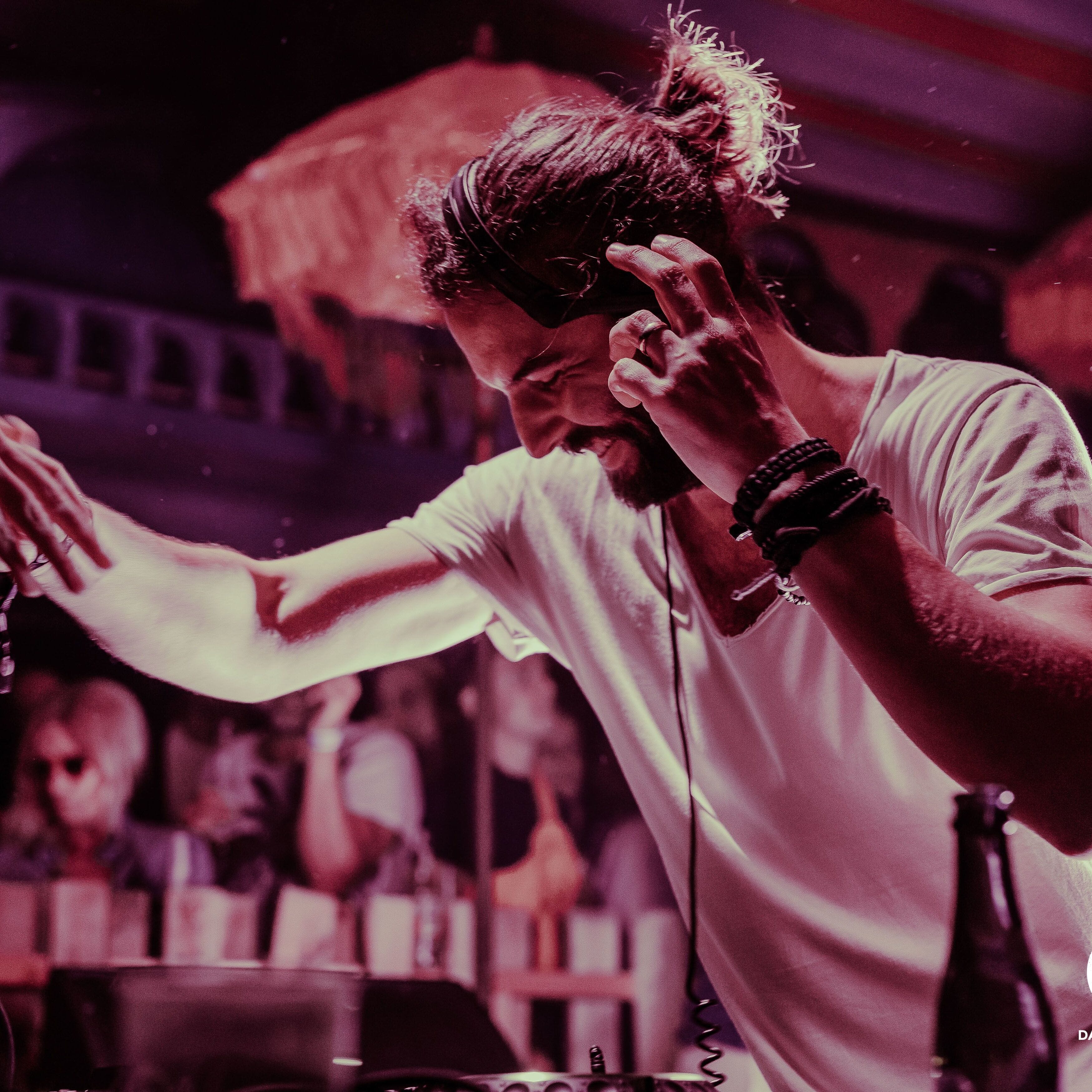 Microphone,Musician,Purple,Concert,Entertainment,Music artist,Music,Artist,Performing arts,Performance art