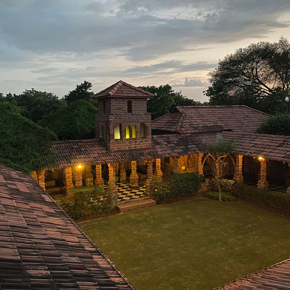 Sky,Cloud,Plant,Building,Tree,Grass,House,Cottage,Landscape,Rural area