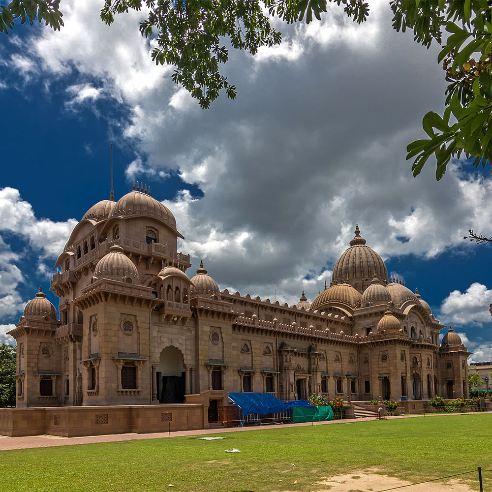 Cloud,Sky,Plant,Building,Temple,City,Facade,Dome,Tree,Grass