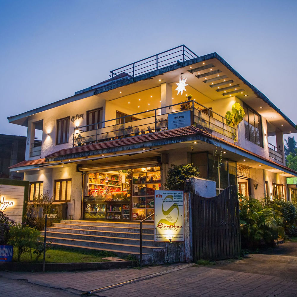 Sky,Plant,Window,Building,Door,Residential area,Facade,City,Siding,Dusk