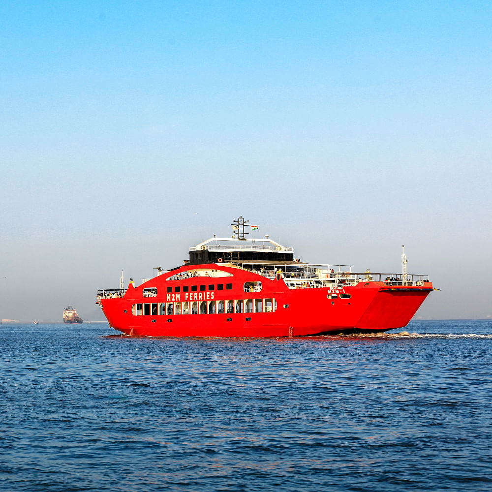 Water,Sky,Watercraft,Boat,Naval architecture,Vehicle,Passenger ship,Horizon,Ship,Lake