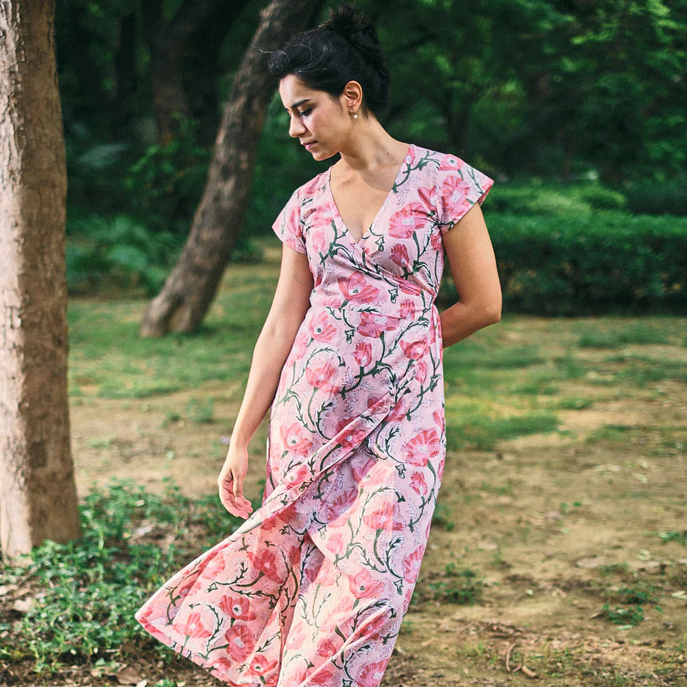 Hair,Plant,One-piece garment,Dress,People in nature,Neck,Tree,Day dress,Sleeve,Waist