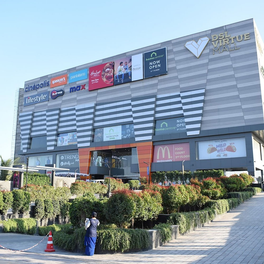 Plant,Sky,Architecture,Urban design,Public space,Building,City,Facade,Commercial building,Human settlement