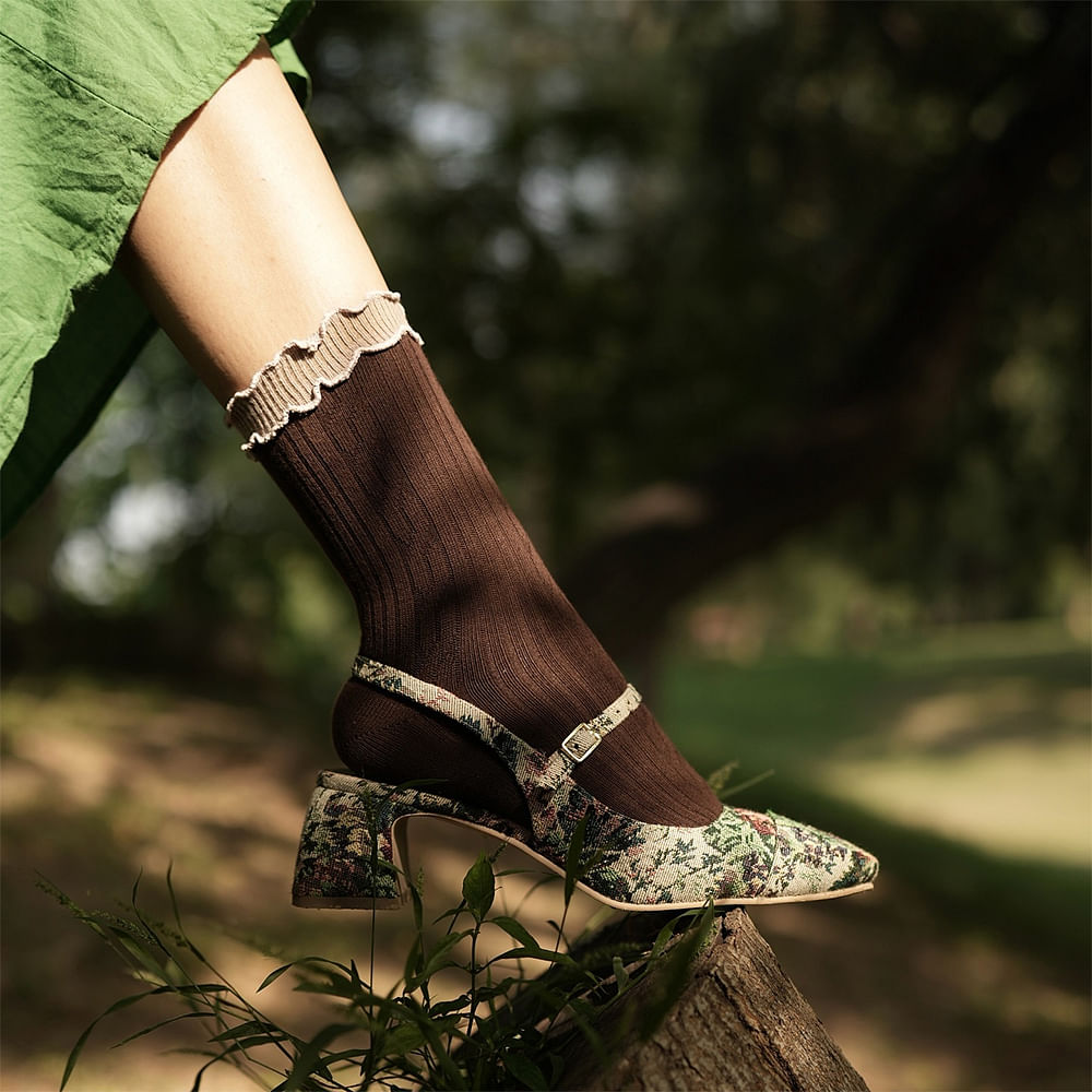 Sleeve,Plant,Thigh,Knee,Human leg,Fashion design,Grass,Embellishment,Pattern,Wrist