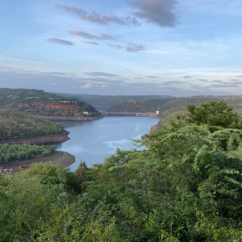 Cloud,Water,Sky,Plant,Natural landscape,Lake,Tree,Coastal and oceanic landforms,Horizon,Landscape