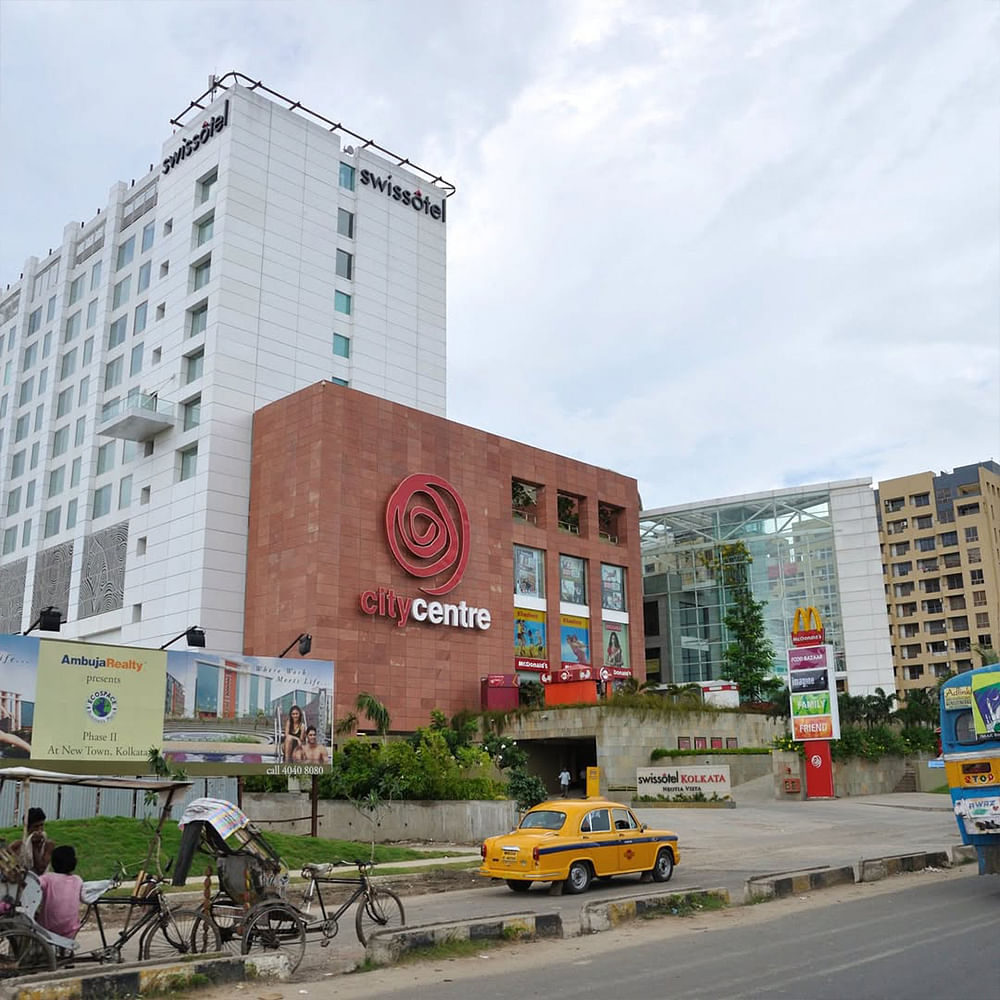 Metropolitan area,Commercial building,Mixed-use,Metropolis,Shopping mall,Condominium,High-rise building,Headquarters,Palm trees