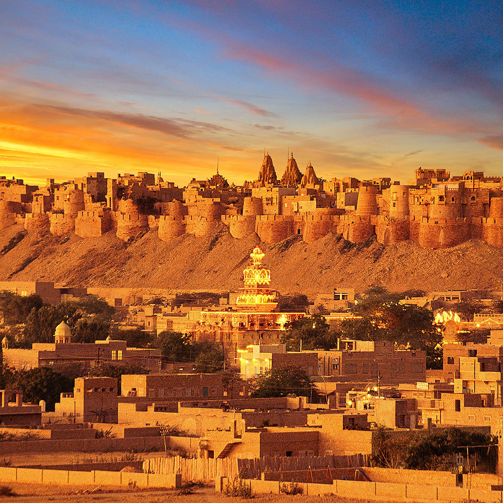 Horizon,Landscape,Morning,Tourist attraction,Evening,Castle,Dusk,Fortification,Skyline,Palace