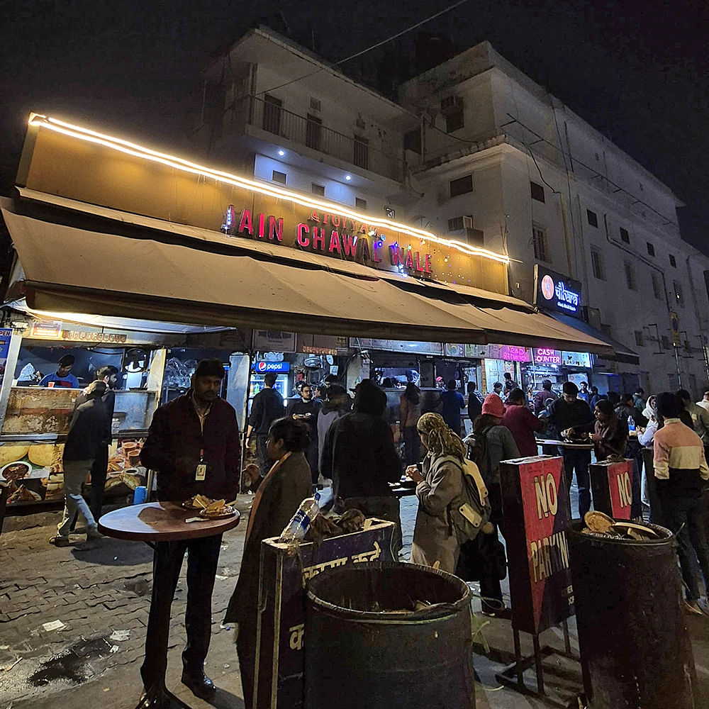 Pedestrian,Night,Crowd,Customer,Restaurant,Electronic signage,Fast food