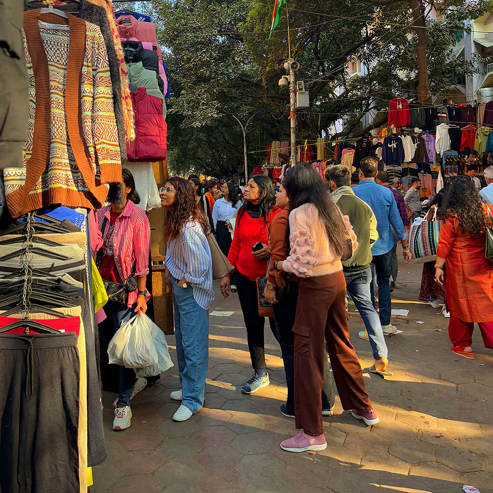 People,Temple,Bag,Public space,Textile,Luggage & bags,Pedestrian,Market,Bazaar,Handbag