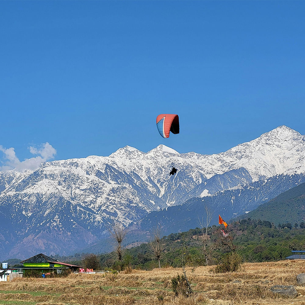 Sky,Mountainous landforms,Mountain,Paragliding,Parachute,Air sports,Hill,Highland,Hill station,Windsport