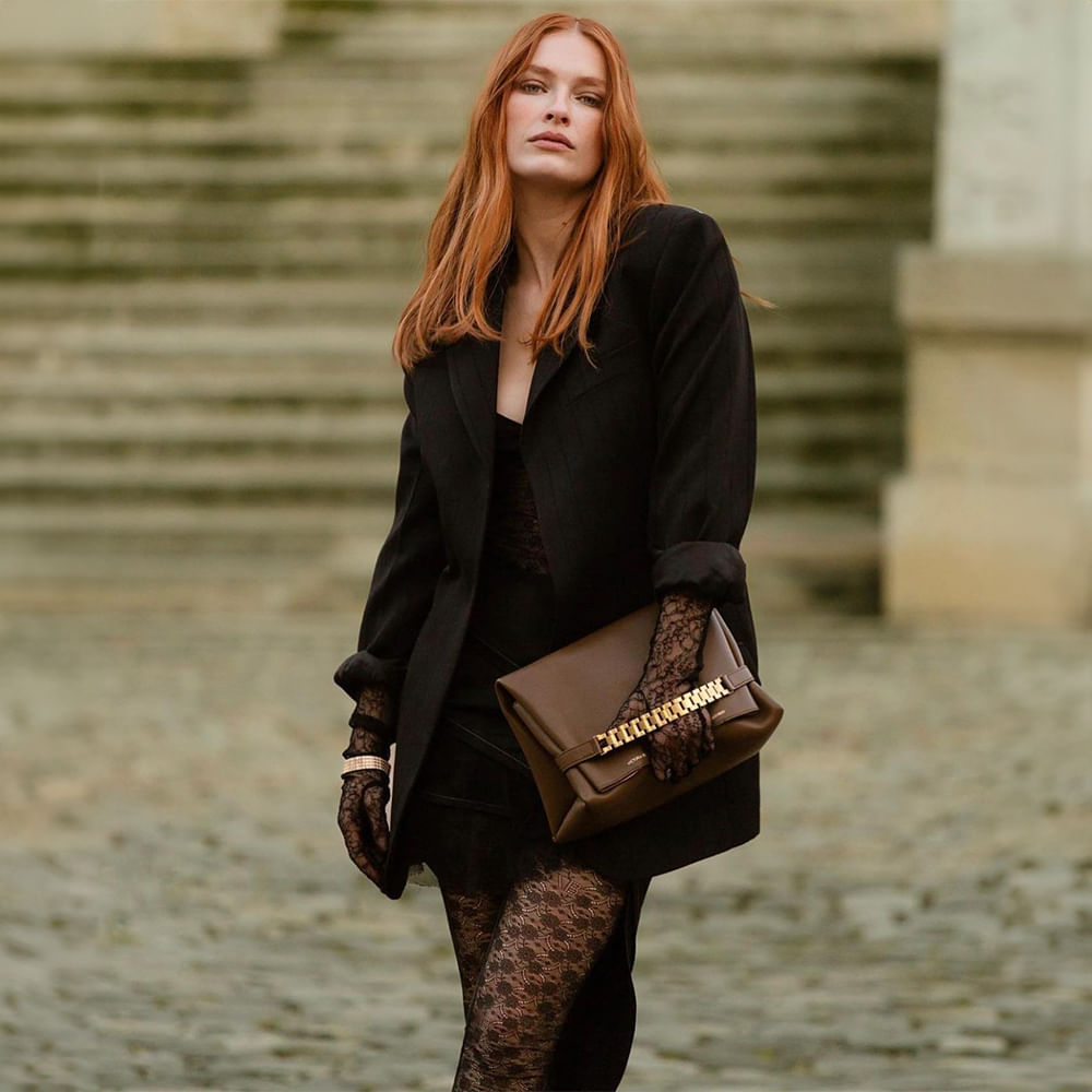 Sleeve,Bag,Fashion,Beauty,Blazer,Black,Luggage & bags,Waist,Fashion Model,Long hair