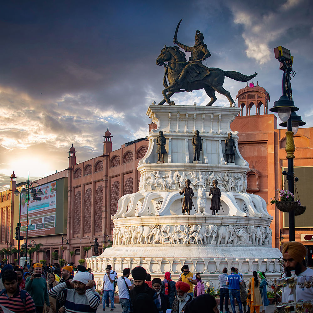 Sculpture,Statue,Horse,Landmark,Monument,Working animal,Horse tack,Horse Supplies,Tourist attraction,Bridle