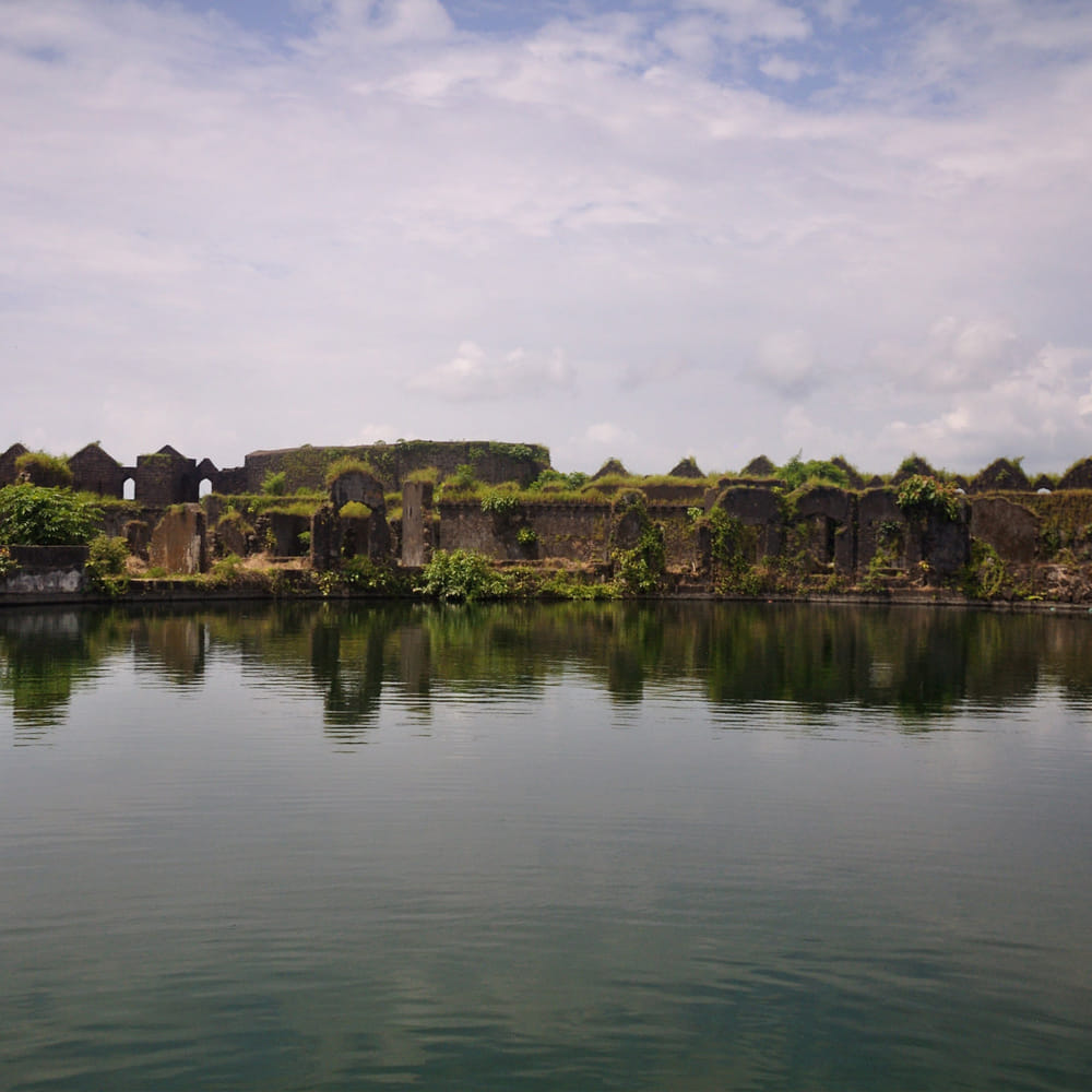 Water,Water resources,Watercourse,Reflection,Lake,Reservoir,Pond,Fortification,Wetland,Loch