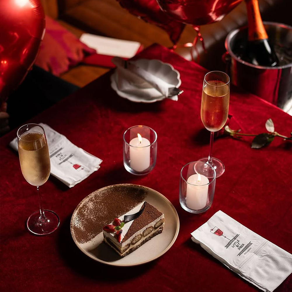 Tableware,Drinkware,Stemware,Barware,Serveware,Wine glass,Dishware,Champagne glass,Plate,Alcoholic drink