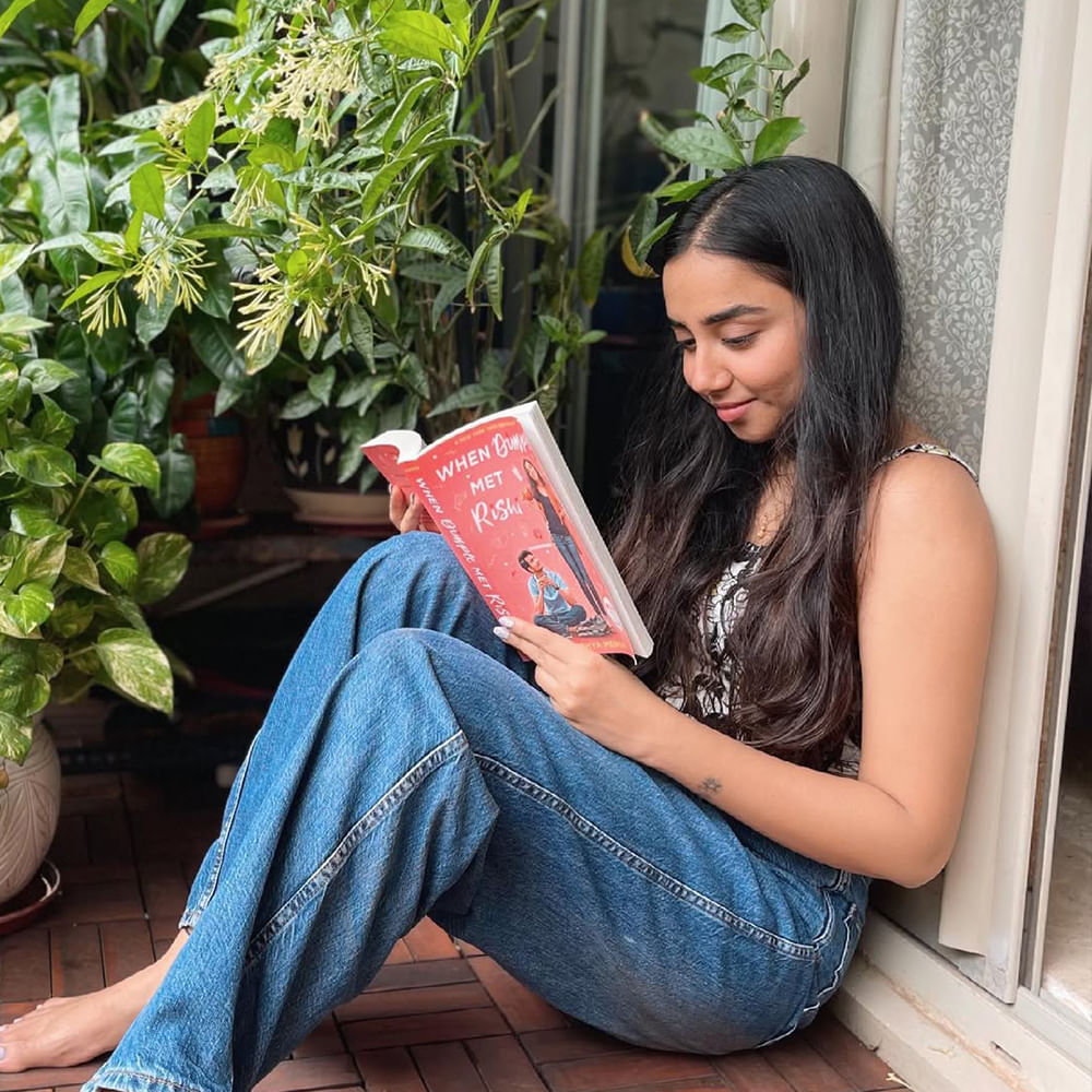 Denim,Shoe,Leg,Sitting,Thigh,Jeans,Knee,Happiness,Leisure,Foot