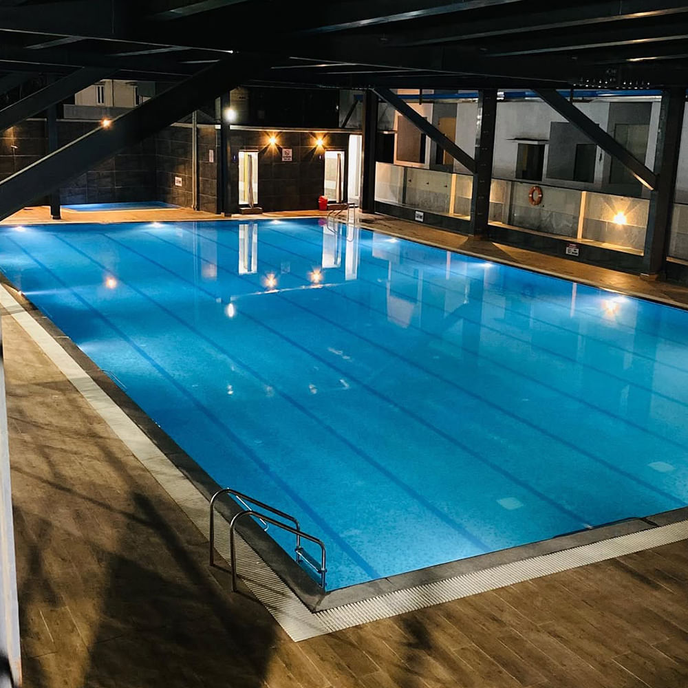 Swimming pool,Flooring,Floor,Composite material,Sports venue,Sports,Leisure centre,Hall,Cleanliness,Indoor games and sports