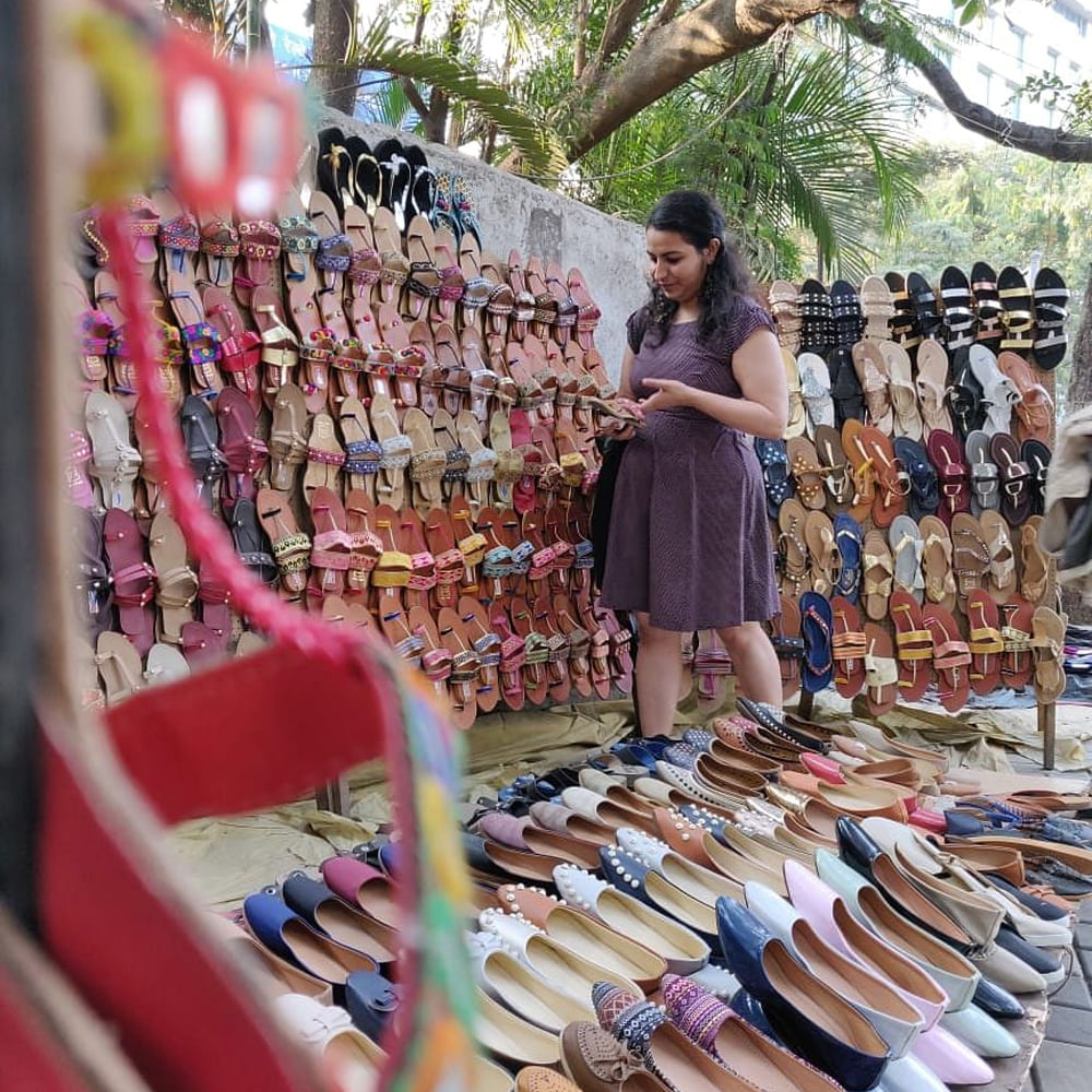Sandal,Slipper,Leisure,Flip-flops,Foot,Retail,Shoe store,Market,Flea market