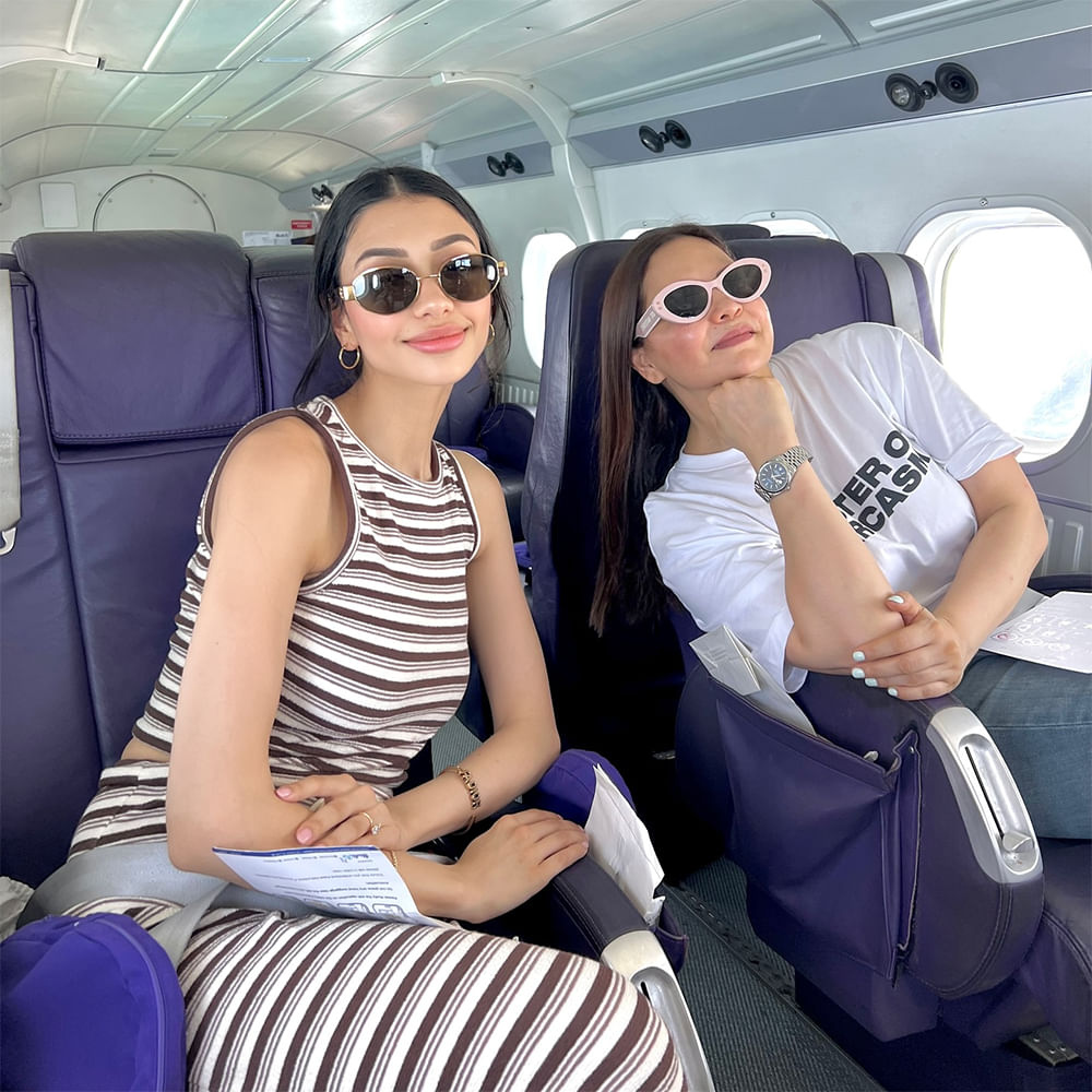 Eyewear,Passenger,Smile,Air travel,Sunglasses,Aviation,Aerospace Engineering,Airline,Fixed-wing aircraft,Airliner