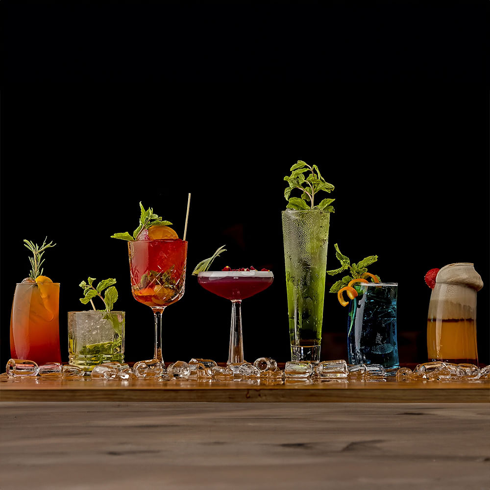 Tableware,Alcoholic drink,Fruit,Bacardi cocktail,Liquor,Classic cocktail,Cocktail,Cocktail garnish,Juice,Drinkware