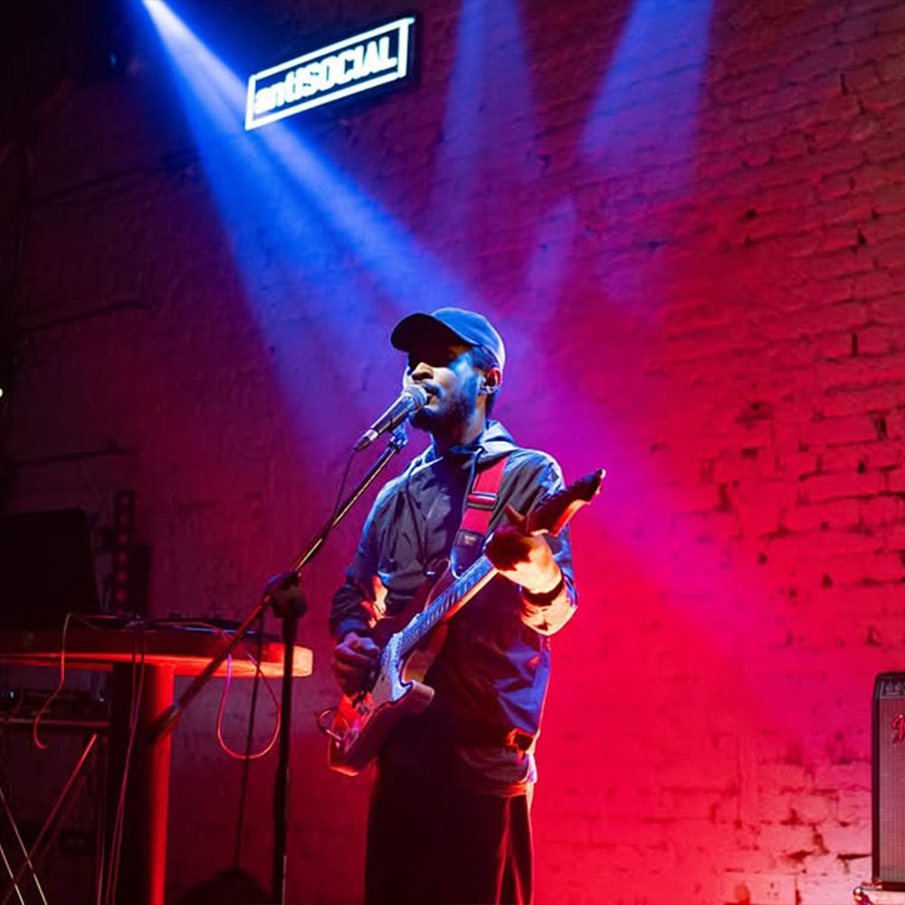 Audio equipment,Chordophone,Performing Arts,Entertainment,Performance,Guitar,Guitarist,Music,Musical instrument,Musician