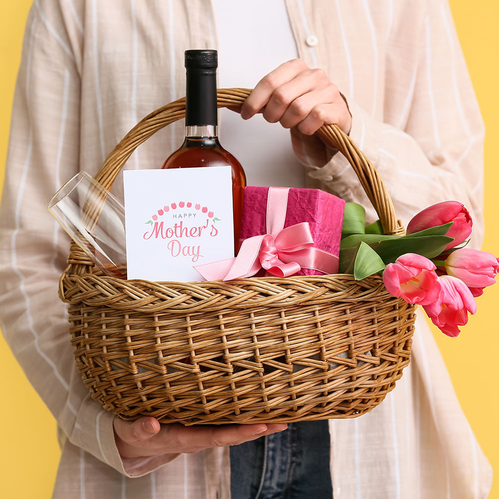 Bottle,Basket,Alcoholic drink,Glass bottle,Wicker,Wine bottle,Wine,Gift,Picnic basket,Gift basket