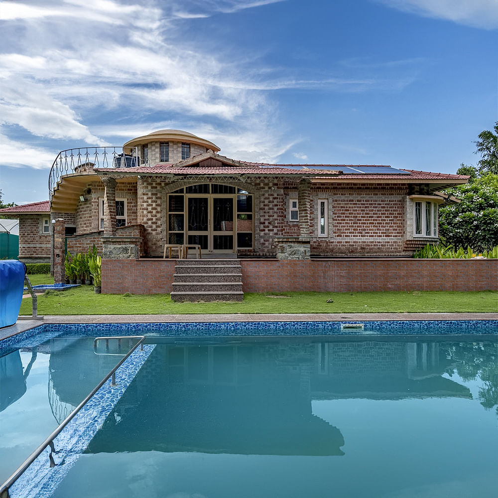 Roof,House,Home,Residential area,Swimming pool,Cottage,Estate,Farmhouse,Lawn,Resort