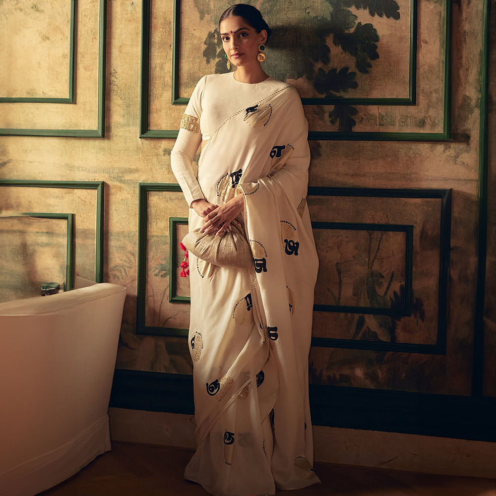 Sari,Textile,Fashion,Silk,Waist,Fashion design,Vintage clothing,Gown,Haute couture,Fashion Model