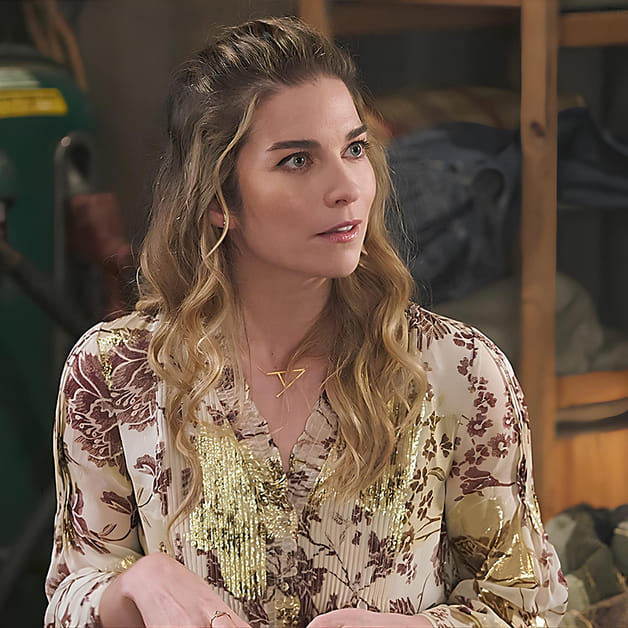 alexis rose off the shoulder dress WornOnTV: Alexis's metallic one-shoulder dress on Schitt's Creek | Annie  Murphy